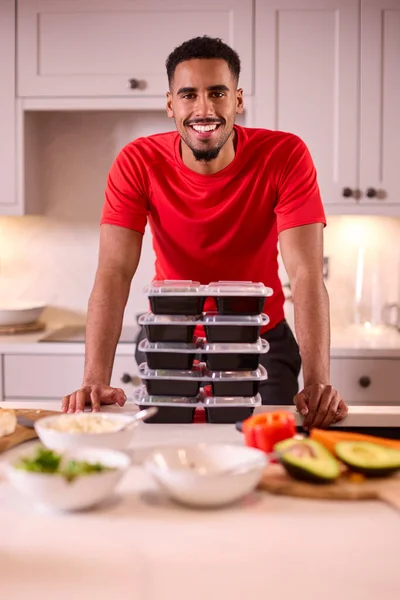 Retrato Del Hombre Cocina Usando Ropa Fitness Haciendo Lote Comidas — Foto de Stock