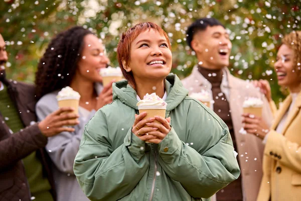 Group Friends Wearing Coats Standing Snow Holding Takeaway Hot Chocolate — Stock Photo, Image