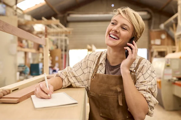 Női Gyakornok Aki Asztalosként Dolgozik Bútorműhelyben Telefonál — Stock Fotó