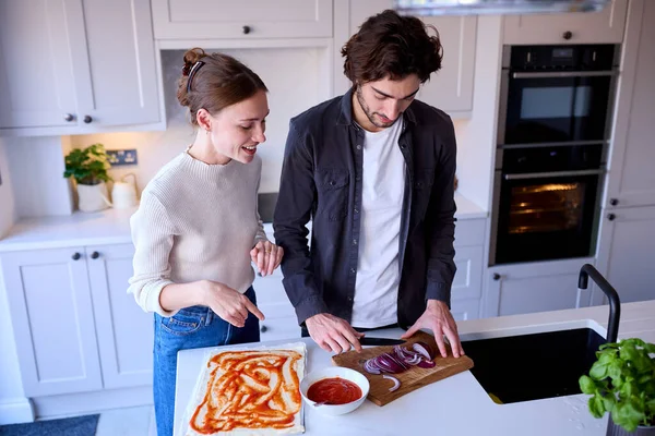 Para Kuchni Domu Podejmowania Domowych Pizzy Razem — Zdjęcie stockowe