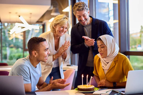 Fødselsdagen Kvinnelige Kolleger Iført Hoved Skaut Kontoret Med Kake – stockfoto