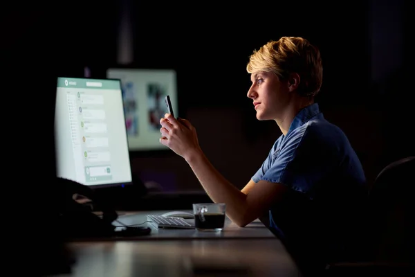 Ofiste Geç Saatlere Kadar Çalışan Kadını Cep Telefonu Kullanan Bilgisayar — Stok fotoğraf