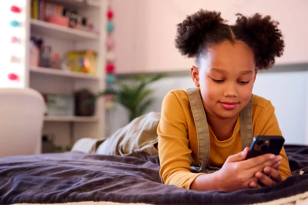 Девушка Лежит Кровати Дома Смотрит Социальные Медиа Мобильном Телефоне — стоковое фото
