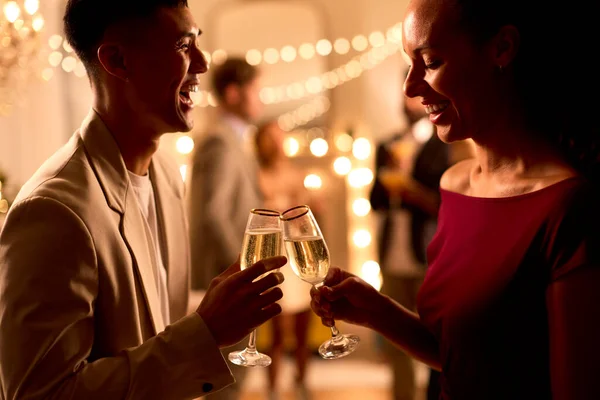 Gros Plan Couple Fête Faisant Champagne Toast Ensemble — Photo