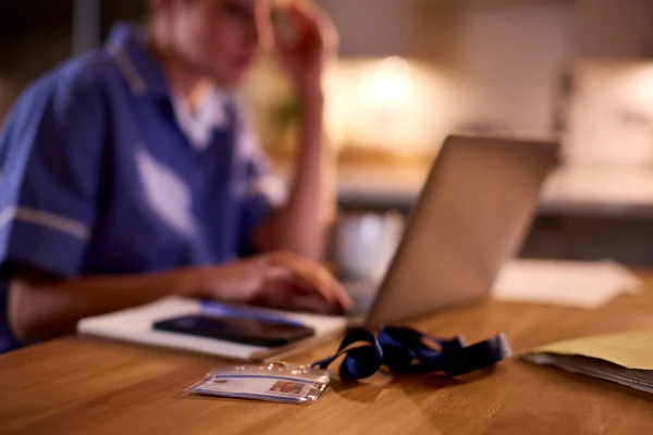 Frau Medizinischer Uniform Arbeitet Oder Studiert Nachts Hause Laptop Mit — Stockfoto