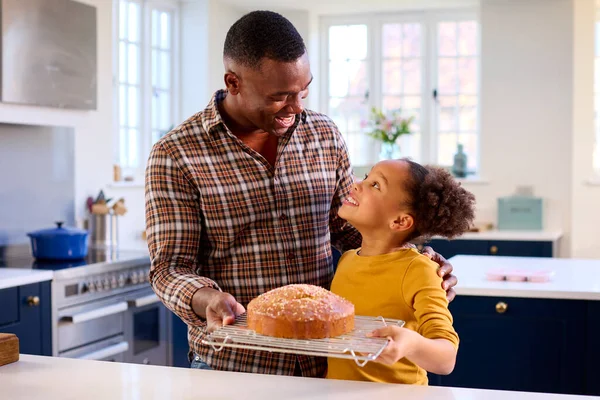 Περήφανος Πατέρας Και Κόρη Στο Σπίτι Στην Κουζίνα Σπιτικό Κέικ — Φωτογραφία Αρχείου