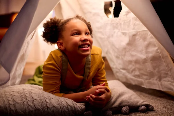 Opgewonden Meisje Thuis Liggend Indoor Tent Kamp — Stockfoto