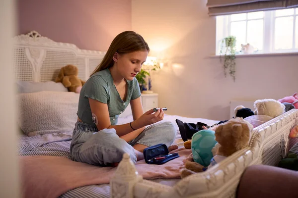 Νεαρό Διαβητικό Κορίτσι Κάθεται Στο Κρεβάτι Στο Σπίτι Χρησιμοποιώντας Κιτ — Φωτογραφία Αρχείου