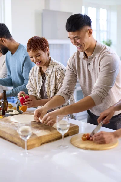 Ομάδα Φίλων Στο Σπίτι Στην Κουζίνα Την Παραγωγή Πίτσες Για — Φωτογραφία Αρχείου