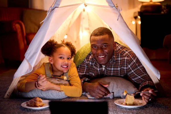 Baba Kızının Portresi Dijital Tabletle Çadırda Uzanmış Birlikte Pasta Yiyorlar — Stok fotoğraf
