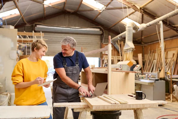Female Apprentice Learning Skills Mature Male Carpenter Furniture Workshop — Stock Photo, Image
