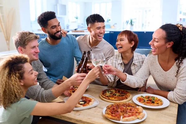 Freunde Feiern Mit Prost Hause Der Küche Hausgemachte Pizzen Essen — Stockfoto