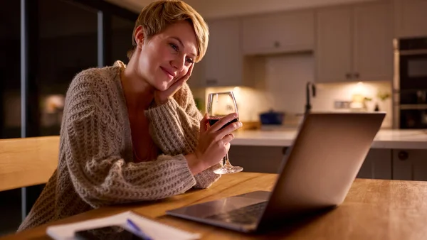Lächeln Junge Frau Mit Glas Wein Streaming Film Auf Laptop — Stockfoto