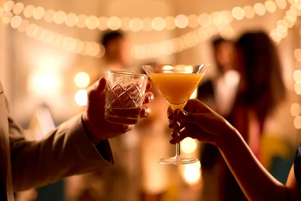 飲みながら乾杯するパーティーでカップルの終わり方 — ストック写真