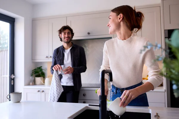 Ζευγάρι Στο Σπίτι Στην Κουζίνα Γυναίκα Κάνει Πλύσιμο Επάνω — Φωτογραφία Αρχείου