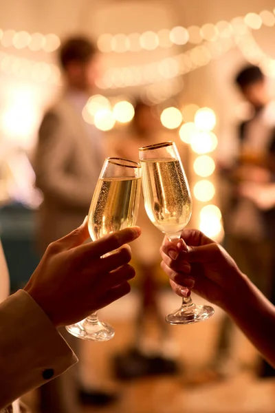 Der Nähe Von Pärchen Bei Party Herstellung Champagner Toast Zusammen — Stockfoto