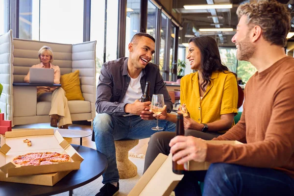 Staff Informal Meeting Office Takeaway Pizza Drinks — Stock Photo, Image