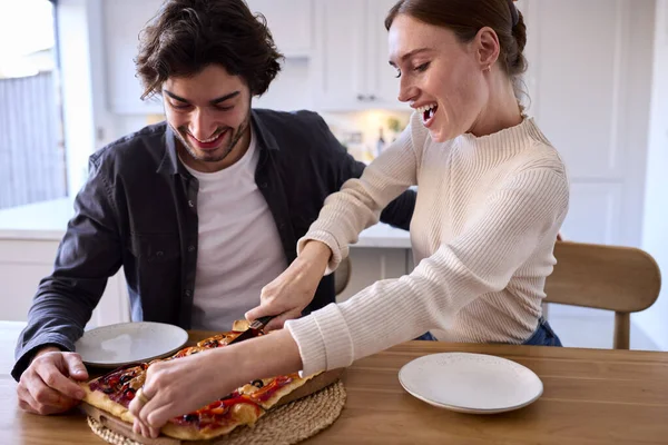 Ζευγάρι Στην Κουζίνα Στο Σπίτι Τρώει Σπιτική Πίτσα Κάθεται Στον — Φωτογραφία Αρχείου