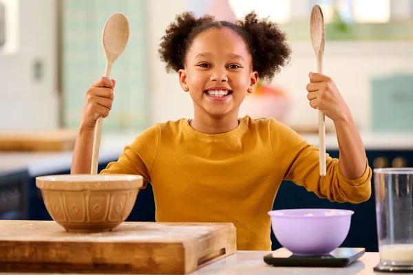 用勺子在厨房里微笑的女孩和准备烘焙的混合碗的肖像 — 图库照片