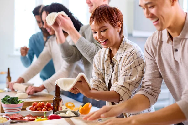 Gruppe Von Friends Bei Zuhause Küche Mit Herstellung Pizzas Für — Stockfoto