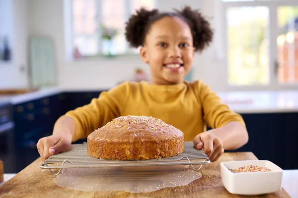 Porträt Von Stolzes Mädchen Hause Küche Mit Hausgemachtem Kuchen Sie — Stockfoto