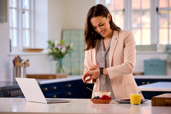 Zakenvrouw Thuis Met Laptop Keuken Teller Eten Ontbijt Controleren Smart — Stockfoto