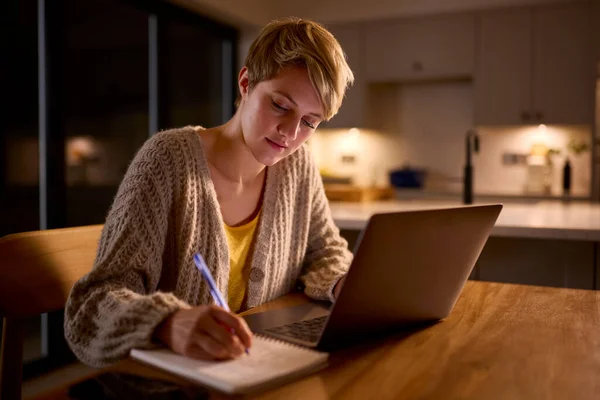 Jovem Mulher Trabalhando Estudando Laptop Casa Noite — Fotografia de Stock