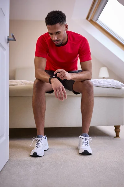 Młody Człowiek Sypialni Domu Fitness Odzież Sprawdzanie Aplikacji Fitness Inteligentny — Zdjęcie stockowe