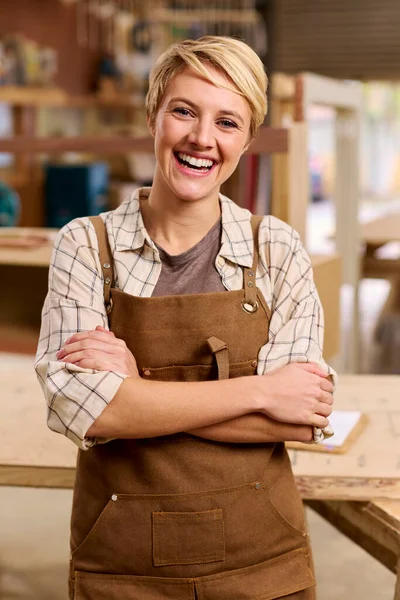 Retrato Aprendiz Feminino Que Trabalha Como Carpinteiro Oficina Mobília — Fotografia de Stock