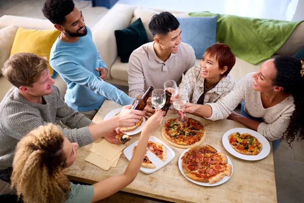Φίλοι Γιορτάζουν Cheers Στο Σπίτι Στην Κουζίνα Τρώγοντας Σπιτικές Πίτσες — Φωτογραφία Αρχείου