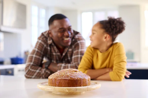 Dumny Ojciec Córka Domu Kuchni Patrząc Domowe Ciasto Oni Upiekli — Zdjęcie stockowe