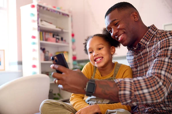 Baba Kız Evde Kızları Cep Telefonunda Selfie Poz Veriyorlar — Stok fotoğraf
