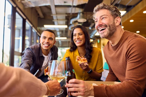 Funcionários Reunião Informal Escritório Com Pizza Takeaway Bebidas — Fotografia de Stock