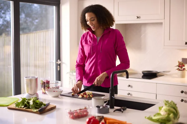 Mujer Cocina Casa Usando Ropa Fitness Mezclando Ingredientes Frescos Para —  Fotos de Stock