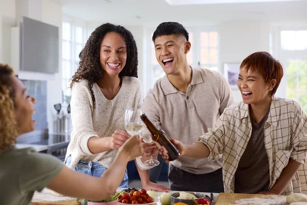 Grupp Vänner Hemma Köket Med Drycker Gör Mat För Fest — Stockfoto