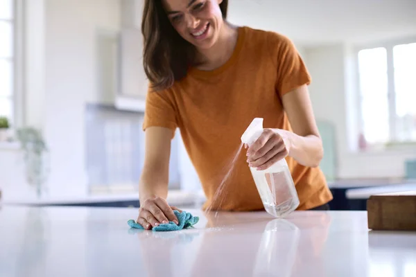 Kadın Mutfakta Temizliği Yapıyor Yüzeyi Spreyle Dezenfekte Ediyor — Stok fotoğraf
