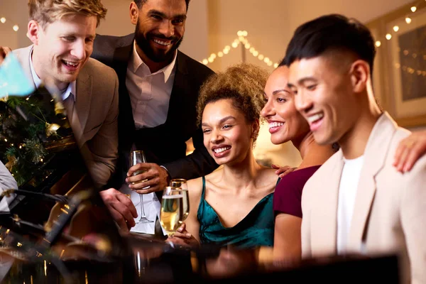 Group Friends Piano Celebrating Christmas New Year Party Together — Stock Photo, Image