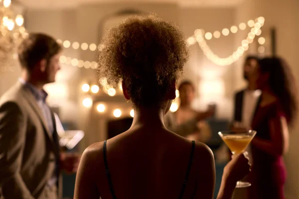 Tylny Widok Kobiety Imprezie Rozmawia Gośćmi Pije Koktajl — Zdjęcie stockowe