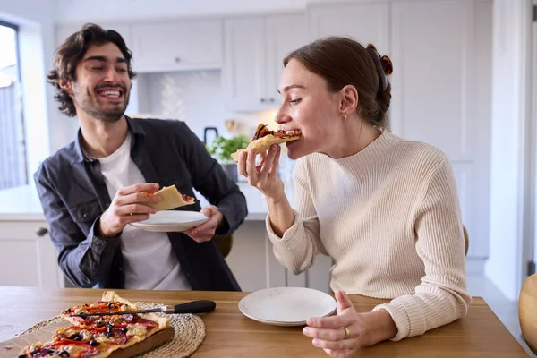 Para Kuchni Domu Jedzenie Pizza Domowej Roboty Siedzi Przy Ladzie — Zdjęcie stockowe