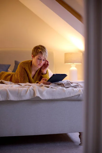 Evinde Yatağında Yatıp Dijital Tablete Bakan Endişeli Bir Kadının Kapısından — Stok fotoğraf