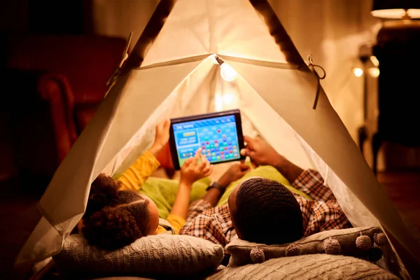 Baba Kızı Evde Çadırda Yatıyorlar Dijital Tablete Kamp Yapıyorlar — Stok fotoğraf