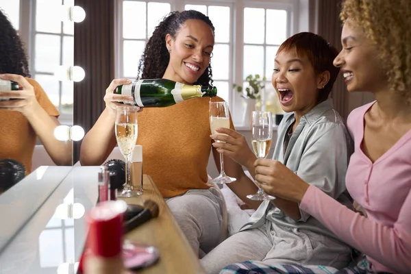 Group Female Friends Home Putting Make Drinking Champagne Night Out — Stock Photo, Image