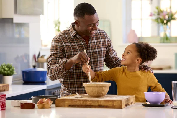 Familie Erschossen Vater Und Tochter Backen Hause Küche Zutaten Schüssel — Stockfoto