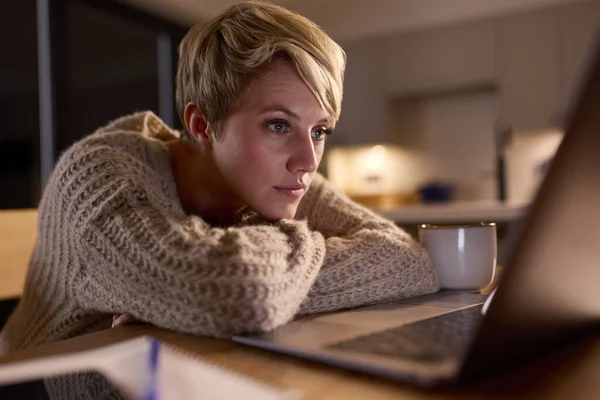 Jonge Vrouw Werken Studeren Laptop Thuis Nachts Staren Naar Scherm — Stockfoto