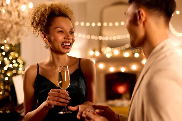 Aimer Couple Célébrer Fiançailles Avec Champagne Fête Ensemble — Photo