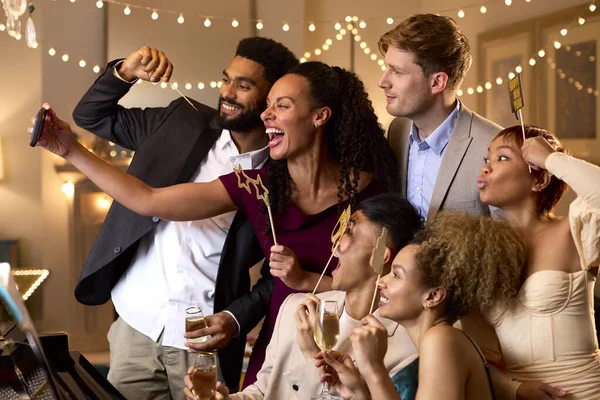 Groep Vrienden Poseren Voor Selfie Rond Piano Vieren Nieuwjaarsfeest Samen — Stockfoto