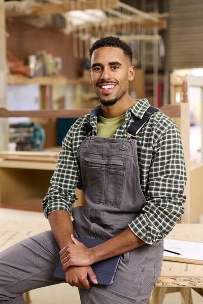 Портрет Ученика Работающего Плотником Мебельной Мастерской — стоковое фото