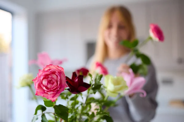 Žena Uspořádání Parta Květin Kuchyňské Lince Novém Domově — Stock fotografie