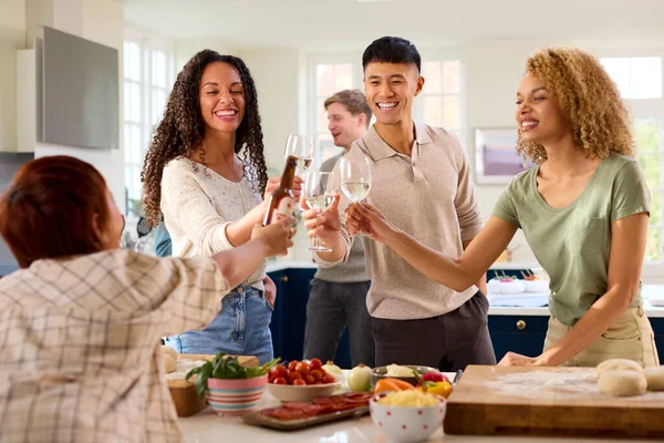 Groep Van Vrienden Thuis Keuken Met Dranken Maken Van Voedsel — Stockfoto