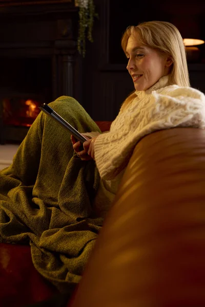 Mujer Casa Salón Con Fuego Acogedor Usando Viendo Tableta Digital — Foto de Stock